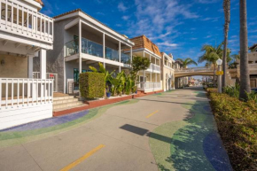 5 Bedroom duplex with Patio & Balcony walk to Pier